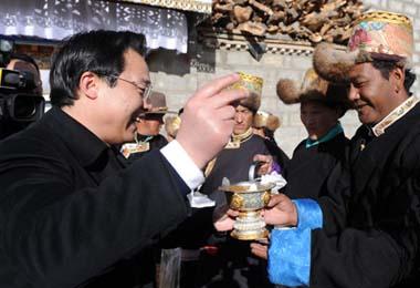 Sun Deyue (1st L), a cadre from Beijing, who is the Doilungdeqen County's party secretary, celebrates the Tibetan New Year with his Tibetan friends in Lhasa, capital of southwest China's Tibet Autonomous Region, Feb. 26, 2009, the second day of the "earth ox" year on the Tibetan calendar. Officials coming from interior areas to aid the region celebrated the Tibetan New Year together with local Tibetans. (Xinhua/Soinam Norbu)