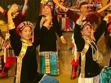 The dance depicts the distinctive culture and folk customs of local Tibetan people, who are called Gyalrong Tibetans. 