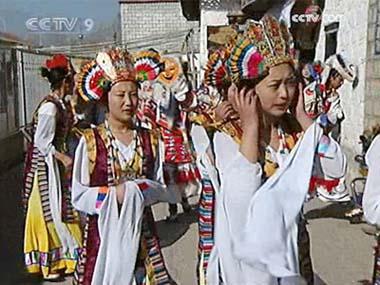 Inside the hall of a small community in Lhasa, a Tibetan opera performance is part of daily life for the local residents.