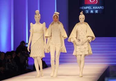 Models present creations during the China International Fashion Week (2009/2010 autumn/winter series) that kicked off in Beijing, March 24, 2009. [Photo: CRIENGLISH.com]