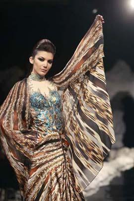 A model displays a creation by Lebanese designer Akl Fakih for his Spring-Summer 2009 collection during a q in Beirut March 28, 2009.(Xinhua/Reuters Photo)