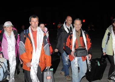 German tourists arrived at the railway station in Lhasa, southwest China's Tibet Autonomous Region, April 4, 2009. It is estimated that some 200 foreign tour groups will visit Tibet in April. (Xinhua Photo)