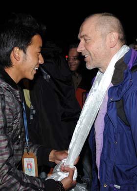 A tour guide presents a Hada to a German tourist as he arrives at the railway station in Lhasa, southwest China's Tibet Autonomous Region, April 4, 2009.(Xinhua Photo)