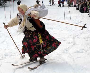 Contestants dress in 19th century costumes to participate in the annual Easter ski race held in Poland on April 13 local time. [Photo: chinanews.com.cn]
