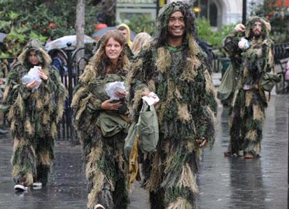 Volunteers dress themselves up as trees to arouse people's awareness on environment protection at the Union Sqaure in New York, the United States, April 22, 2009. Volunteers here on Wednesday distributed flower seeds and cards with tips about environment protection to passersby to mark the annual Earth Day. (Xinhua/Shen Hong)