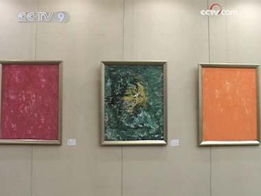 Recently, painter Zhao Li displayed eighty of her latest abstract paintings at the CPPCC Hall in Beijing. 