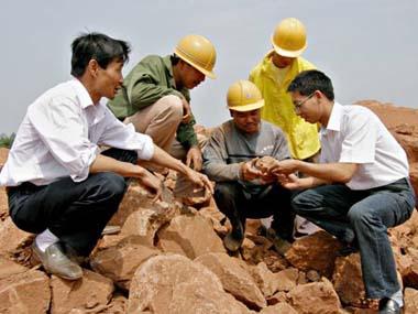 Working staff of the Nankang Museum inspect a construction site where dinosaur egg fossils were found in Nankang, east China's Jiangxi Province, May 6, 2009. Some 22 round dinosaur egg fossils, with the diameter of 10-12 centimeters, were found here recently. (Xinhua/Xu Chaoyang)