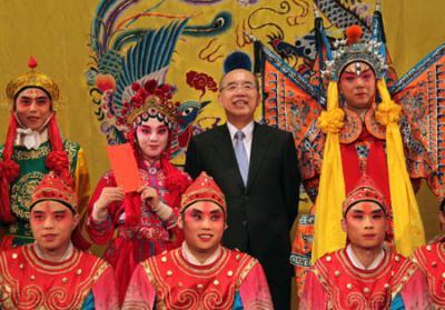 Wu Poh-hsiung (2nd R, Back), Kuomintang (KMT) Chairman, poses with performers of Beijing opera while visiting the Huguang Guildhall in Beijing, capital of China, on May 25, 2009. A KMT delegation headed by Wu arrived in Beijing on Monday for an visit on the mainland.(Xinhua/Xing Guangli)