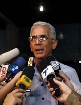 Brazilian Air Force Brigadier Ramon Borges Cardoso talks to journalists during a news conference in Recife, northeastern Brazil June 4, 2009.REUTERS/Paulo Whitaker