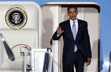 US President Barack Obama waves as he leaves Airforce One upon his arrival at the airport in Dresden, Germany, Thursday, June 4, 2009.(AP Photo/Michael Sohn)