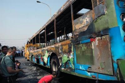 Firefighers and policemen investigate at the spot of a fire broke out on a public bus in Chengdu, capital of southwest China's Sichuan Province, June 5, 2009. (Xinhua/Xiao Lin)