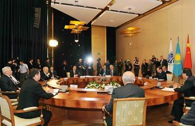 Leaders of the Shanghai Cooperation Organization (SCO) coming for an annual SCO summit hold a smaller meeting in the Hyatt Regency Yekaterinburg Hotel, in Yekaterinburg, Russia, on June 15, 2009. (Xinhua/Rao Aimin)