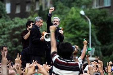 Defeated Iranian presidential candidate Mirhossein Mousavi speaks to supporters at a rally in Tehran June 18, 2009.REUTERS/Demotix