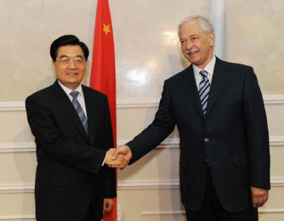 Chinese President Hu Jintao (L) meets with Chairman of the Russian State Duma Boris Gryzlov in Moscow, capital of Russia, June 18, 2009. (Xinhua/Rao Aimin)