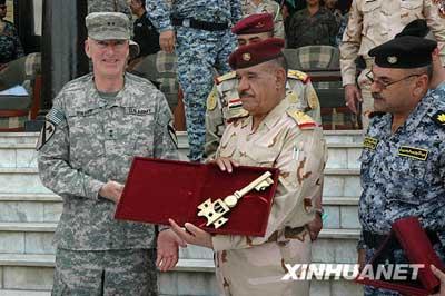 U.S. General Daniel Bolger (1st L), commander of US forces in Baghdad, hands over a symbolic key to General Abud Qambar, commander of Baghdad Operation Command, during a hand-over ceremony in Baghdad, capital of Iraq, June 29, 2009. June 30 is the deadline for U.S. combat troops to withdraw from major cities in Iraq. (Xinhua Photo)