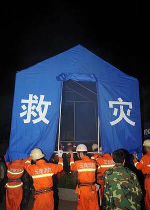 Soldiers pitch tents for the quake-afflicted people. More than 300 people were injured and more than 10,000 houses collapsed in a 6.0-magnitude earthquake that hit southwest China's Yunnan Province Thursday evening, local authorities said. (Xinhua Photo)