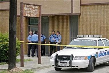 Houston police stand outside the Armstrong Medical Clinic where Drug Enforcement Agents (DEA), Los Angeles police detectives and Houston uniformed officers carry out a search warrant against Conrad Murray, the doctor who was with pop icon Michael Jackson when he died, in Houston July 22, 2009. REUTERS/Richard Carson