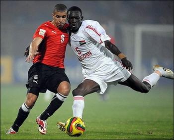 Egypt's Mohamed Zidan(L) fights for a ball with Sudan's Yousif Alaeldin during their football match in Kumasi at the African Cup of Nations football championship. Defending champions Egypt continued their African Nations Cup title defence by beating neighbours Sudan 3-0.(AFP/Joe Klamar)