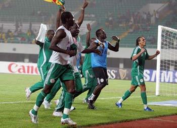 Nigeriamagically grasped a berth of the quarter-finals of the 26th Africa Nations Cup on Tuesday with a 2-0 win againstBeninin Group B which is a so-called group of death. (Photo: sina.com)