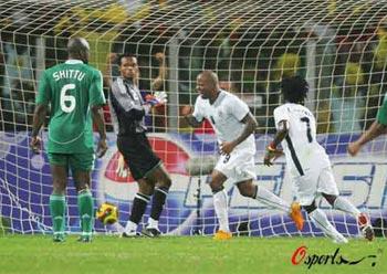 Junior Agogo has scored a late winner as 10-man Ghana defeated Nigeria 2-1 and booked a place in the semi-finals of the African Cup of Nations.