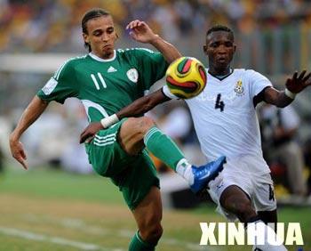 Peter Odemwingie (L) of Nigeria challenges against Pantsil John of Ghana in the quarterfinal match of the Africa Cup of Nations held in Accra, Ghana Feb. 3, 2008. (Xinhua Photo)