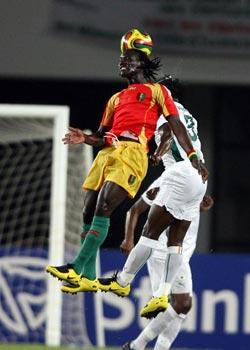 Cote d'Ivoire proved its potential of being an African soccer king on Sunday by reaching the semi-finals of the Africa Nations Cup (ANC) with a 5-0 smash over Guinea. (Photo: sina.com)