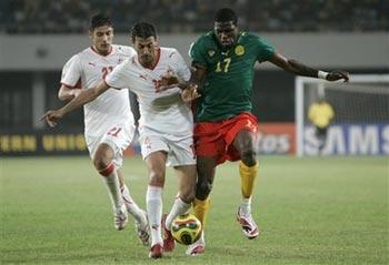 Tunisia's Sabeur Frej, left, challenges Cameroon's Mohamadou Idrissou during their African Cup of Nations quarter-final soccer match in Tamale, Ghana, Monday Feb. 4, 2008. Cameroon won the game 3-2 after extra time.(AP Photo/Alastair Grant) 