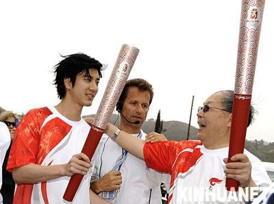 Pop singer Wang Lee-hom was chosen as a torch bearer for his efforts in bringing attention to environmental concerns.