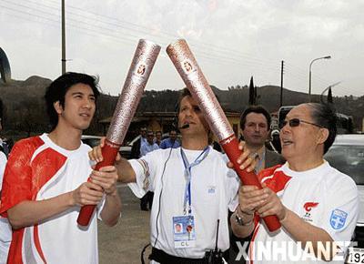 He was handed the torch by Liu Hongliang, an environmental expert with the Chinese Academy of Engineering.