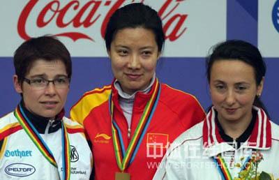 Chinese shooter Du Li has defeated Sonja Pfeilschifter of Germany to snatch the gold in the women's 50meter Rifle 3 Position final.