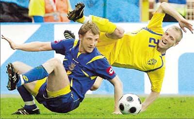 Sweden's Christian Wilhelmsson (R) fights for the ball with Ukraine's Andriy Nesmachniy during their friendly match at Rasunda Stadium in Stockholm on Sunday.(Shanghai Daily Photo)