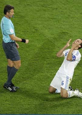 Match referee Roberto Rosetti of Italy (L) watches as Greece's Angelos Basinas reacts after being fouled during their Group D Euro 2008 soccer match against Russia at the Wals-Siezenheim stadium in Salzburg, June 14, 2008.(Xinhua/Reuters Photo)