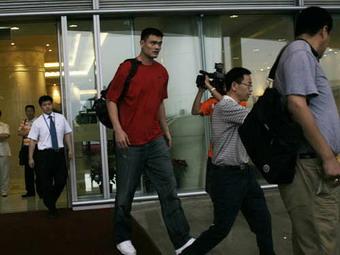 Yao Ming arrived at Beijing International Airport at 5pm on Tuesday, and he told reporters that he's had quite a smooth recovery.