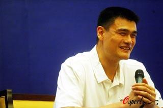 This is Yao's first meeting with reporters after returning to China for the Olympic Games. He talked about his foundation to help earthquake victims in Sichuan.(Photo: sina.com)