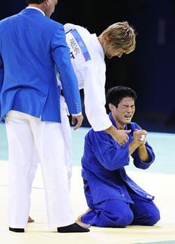 Choi Minho of South Korea celebrates after winning Ludwig Paischer of Austria during the men -60kg final of judo at Beijing 2008 Olympic Games in Beijing, China, Aug. 9, 2008. Choi won the match and claimed the title in this event. (Xinhua/Wu Xiaoling)