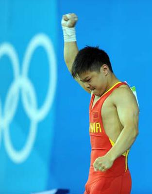 Long Qingquan of China takes a lift at the men's 56kg final of weightlifting at Beijing 2008 Olympic Games in Beijing, China, Aug. 10, 2008. Long claimed title in this event. (Xinhua/Yang Lei) 