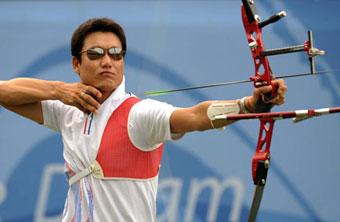 Park Kyung-Mo of South Korea watches the path of his arrow during men's team gold medal match against Italy of the Beijing 2008 Olympic Games archery event in Beijing, China, Aug. 11, 2008. South Korea won the gold medal with a new Olympic record of 227 points.(Xinhua/Zhang Ling)