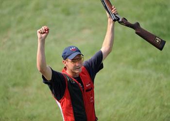 Francesco D Aniello of Italy kisses his rifle after men's double trap final of the Beijing 2008 Olympic Games shooting event in Beijing, China, Aug. 12, 2008. The United States's Walton Eller won the gold medal with a total score of 190, followed by Italy's Francesco D Aniello of 187 and China's Hu Binyuan of 184. (Xinhua/Bao Feifei)