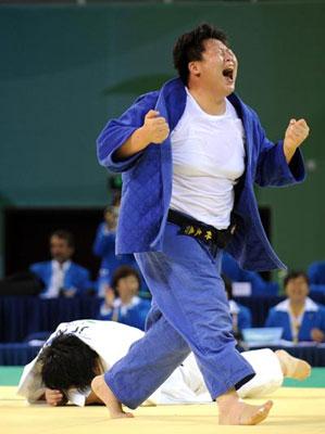 Tong Wen (L) celebrates. (Photo credit: Li Ga/Xinhua)