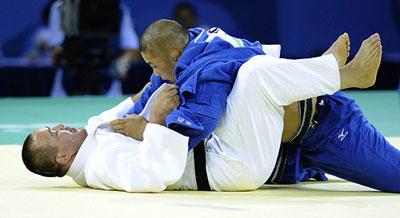 Satoshi Ishii battles Lasha Gujeejiani. (Photo credit: Xinhua)