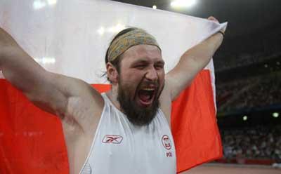 Tomasz Majewski of Poland displays a national flag of Poland after claiming the title of men's shot put final at the National Stadium, also known as the Bird's Nest, at the Beijing 2008 Olympic Games in Beijing, China, Aug. 15, 2008. Tomasz Majewski won the gold medal with 21.51 meters.(Xinhua/Liao Yujie)