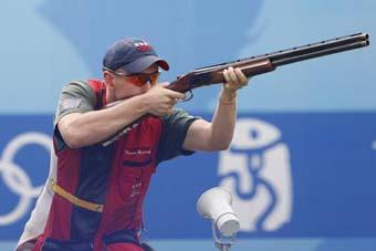 Vincent Hancock of the United States competes during Men's Skeet Final of the Beijing 2008 Olympic Games Shooting event in Beijing, China, Aug. 16, 2008. Vincent Hancock won the gold in the event.(Xinhua/Bao Feifei)