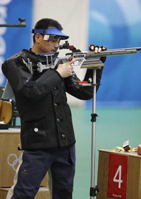 Qiu Jian of China competes during the men's 50m rifle 3 positions final of the Beijing 2008 Olympic Games Shooting event in Beijing, China, Aug. 17, 2008. Qiu Jian grabbed the gold with a total of 1272.5. (Xinhua)