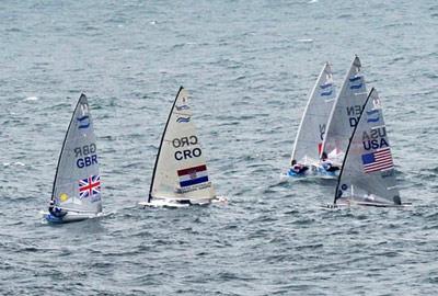 Ben Ainslie (1st L) of Great Britain competes during the Finn medal race at the Beijing 2008 Olympic Games sailing event at Qingdao Olympic Sailing Center in Qingdao, an-Olympic co-host city in eastern China’s Shandong Province, Aug. 17, 2008. Ben Ainslie of Great British won the gold medal. (Xinhua Photo)