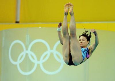 Chinese diver Guo Jingjing competes during the women's 3m springboard final at the Beijing 2008 Olympic Games in the National Aquatics Center, also known as the Water Cube in Beijing, China, Aug. 17, 2008. Guo won the gold medal in the event with a score of 415.35 points. (Xinhua Photo)