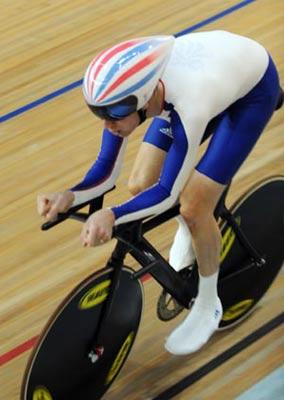 Bradley Wiggins of Great Britain rides in the Men’s Individual Pursuit Finals of the cycling-track event during the Beijing 2008 Olympic Games at the Laoshan Velodrome in Beijing, China, Aug. 16, 2008. Bradley Wiggins of Great Britain ranked 1st in the finals and won the gold medal.(Xinhua Photo)