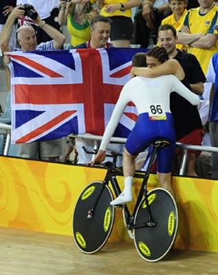 Bradley Wiggins of Great Britain celebrates after winning in the Men’s Individual Pursuit Finals of the cycling-track event during the Beijing 2008 Olympic Games at the Laoshan Velodrome in Beijing, China, Aug. 16, 2008. Bradley Wiggins of Great Britain ranked 1st in the finals and won the gold medal. (Xinhua/Zhang Duo)