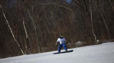 A parallel Giant Slalom athlete trains at Maoershan Ski Resort in Maoershan Town 85km southeast from Harbin, capital of northeast China's Heilongjiang Province, Feb.18, 2009. Sports of the 24th World Winter Universiade including Snowboarding and Biathlon will take place from Feb. 20 in Maoershan. (Xinhua/Liao Yujie)