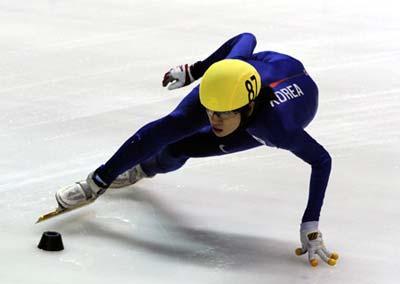 Lee Seung Hoon of South Korea competes during the men's 1500m short track speed skating finals at the 24th World Winter Universiade in the Harbin University of Science and Technology Skating Gym of Harbin, capital of northeast China's Heilongjiang Province, Feb. 19, 2009. Lee claimed the title in the event with 2 minutes and 18.016 seconds. (Xinhua/Li Yong)