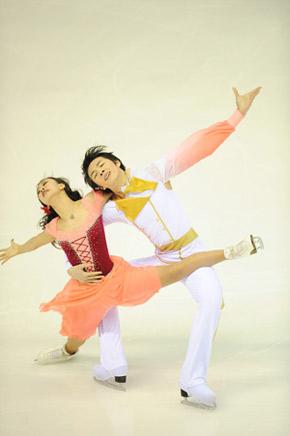 China's Huang Xintong (L) dances with her partner Zheng Xun during the free dance event for Ice Dancing at the 24th World Winter Universiade in Harbin, capital city of northeast China's Heilongjiang Province, Feb. 23, 2009. (Xinhua/Liu Dawei)